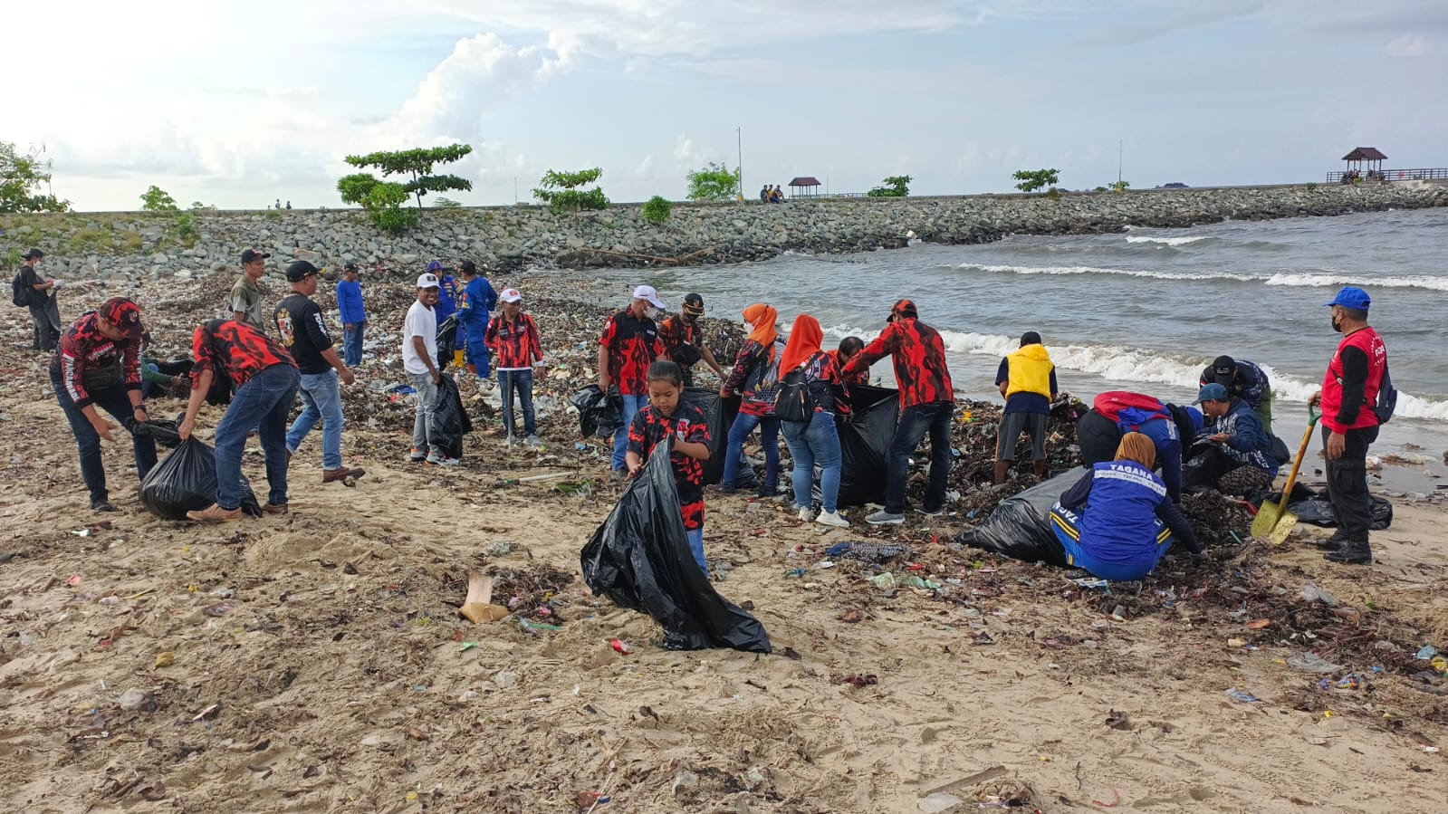 KEGIATAN KBM BERSIH PANTAI MARKONI